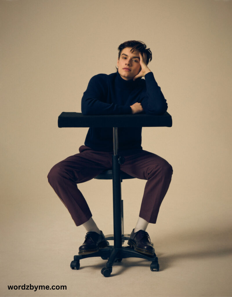Louis Partridge Height